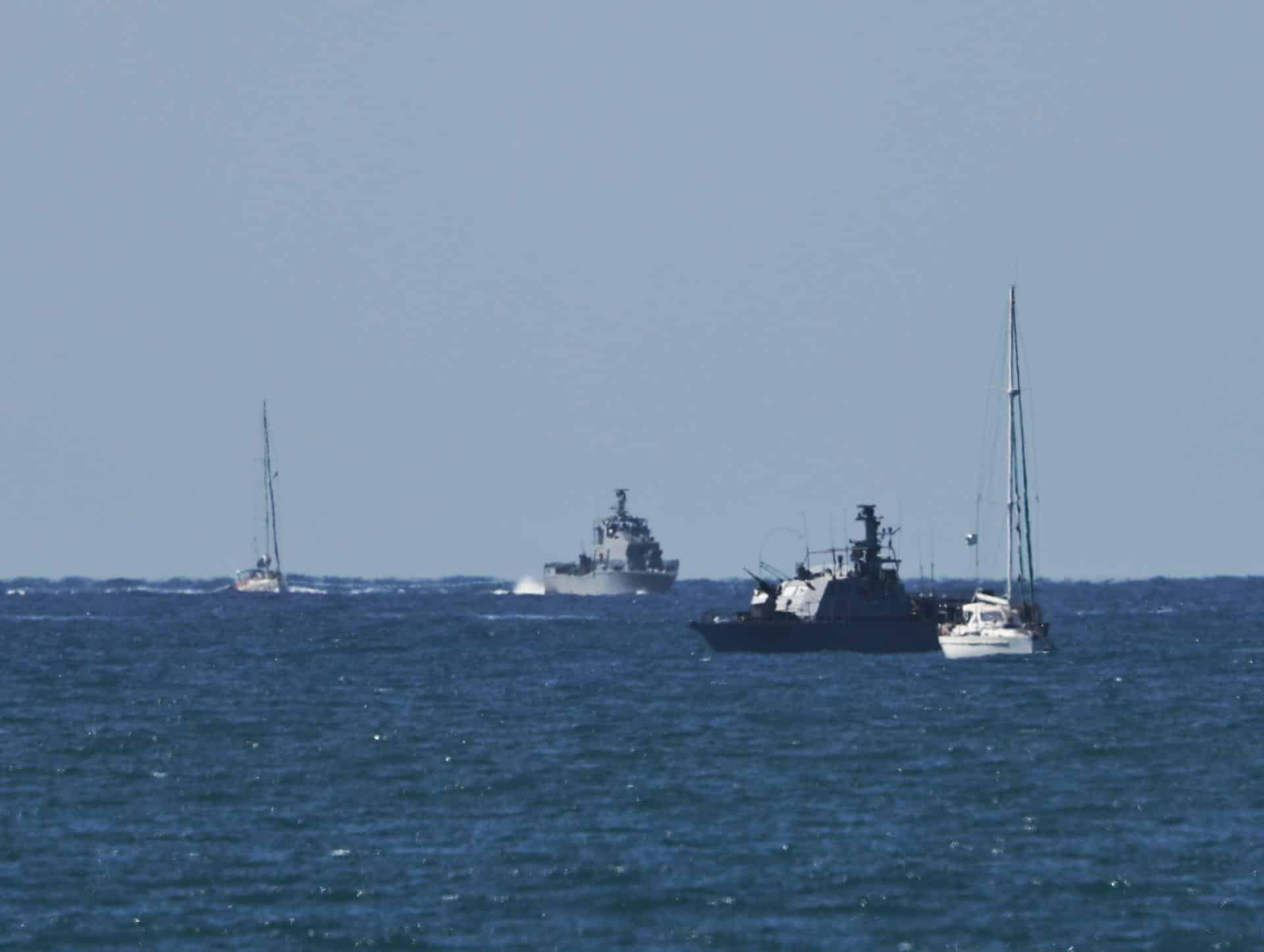 Buques de la Flotilla Global Sumud llegando al puerto de Ashdod este jueves, tras ser interceptados los barcos que transportaban ayuda a Gaza y detener a activistas a bordo. EFE/ Atef Safadi