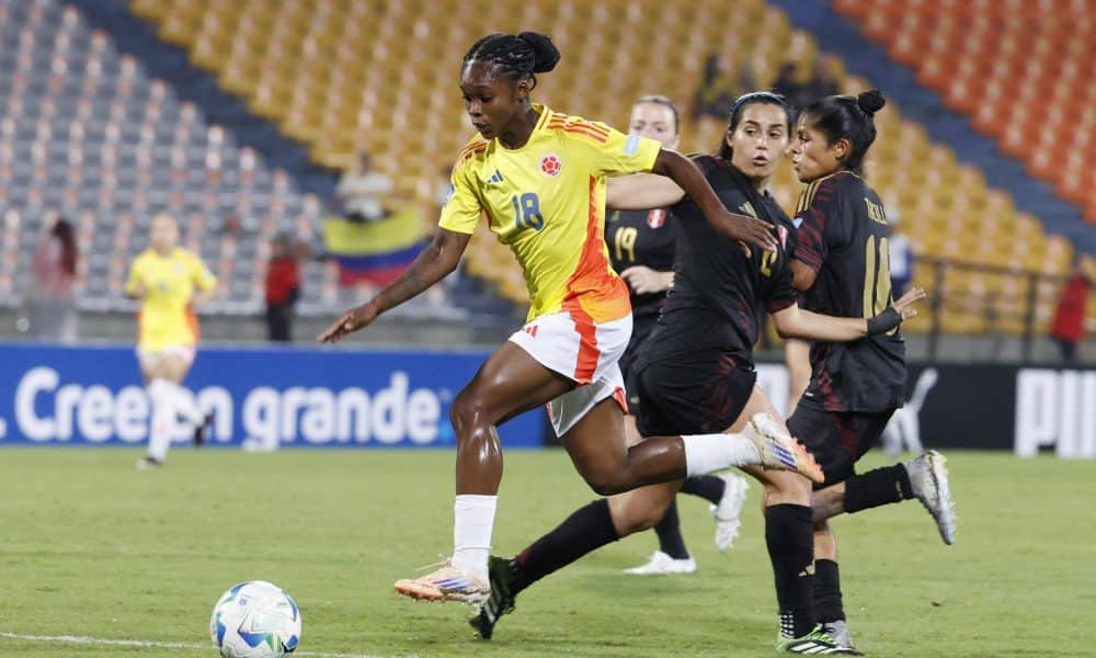 Linda Caicedo (i), de Colombia, disputa el balón en un partido de la Liga de Naciones Femenina ante Perú en el Atanasio Girardot, en Medellín. EFE/Mauricio Dueñas Castañeda