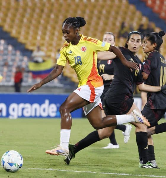 Linda Caicedo (i), de Colombia, disputa el balón en un partido de la Liga de Naciones Femenina ante Perú en el Atanasio Girardot, en Medellín. EFE/Mauricio Dueñas Castañeda