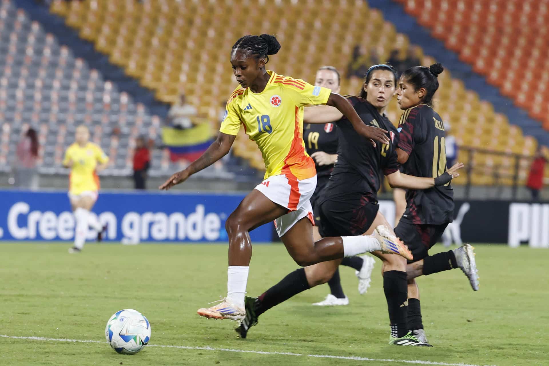 Linda Caicedo (i), de Colombia, disputa el balón en un partido de la Liga de Naciones Femenina ante Perú en el Atanasio Girardot, en Medellín. EFE/Mauricio Dueñas Castañeda