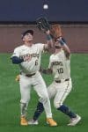 El jardinero izquierdo de Milwaukee Brewers, Isaac Collins (i), se adelanta a su compañero Sal Frelick (d) para atrapar la bola impulsada por Max Muncy, de los Los Angeles Dodgers, este lunes durante el primer juego de la Serie de Campeonato de la Liga Nacional de la MLB en Wisconsin. EFE/EPA/ROSS HARRIED