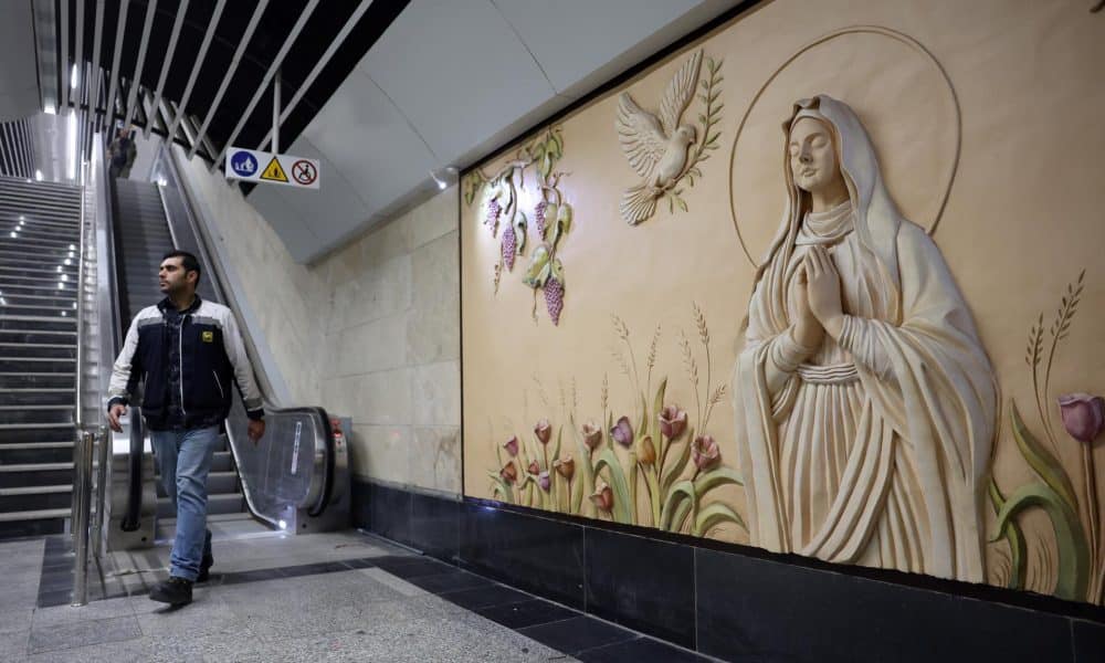 Un iraní camina dentro de la estación de metro de la Virgen Santa María durante su ceremonia de inauguración en Teherán, Irán, el 18 de octubre de 2025. Irán ha inaugurado la nueva estación de la Virgen Santa María junto a la Catedral Armenia Apostólica de San Sarkis en la capital. EFE/EPA/ABEDIN TAHERKENAREH
", "to": "es" }