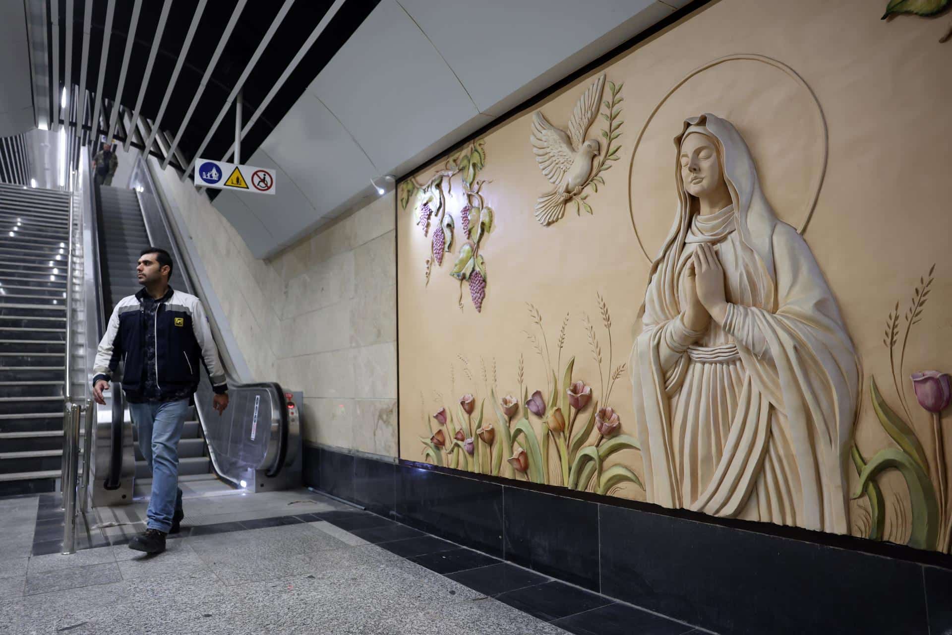 Un iraní camina dentro de la estación de metro de la Virgen Santa María durante su ceremonia de inauguración en Teherán, Irán, el 18 de octubre de 2025. Irán ha inaugurado la nueva estación de la Virgen Santa María junto a la Catedral Armenia Apostólica de San Sarkis en la capital. EFE/EPA/ABEDIN TAHERKENAREH
", "to": "es" }