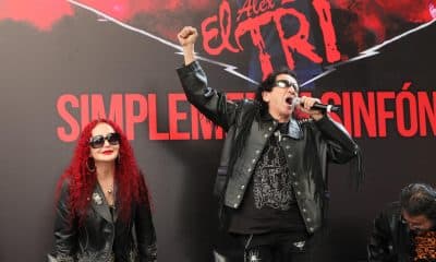 Alex (c) y Chela Lora (i), integrantes de la banda mexicana "El Tri", participan durante una rueda de prensa este viernes en Ciudad de México (México). EFE/Mario Guzmán