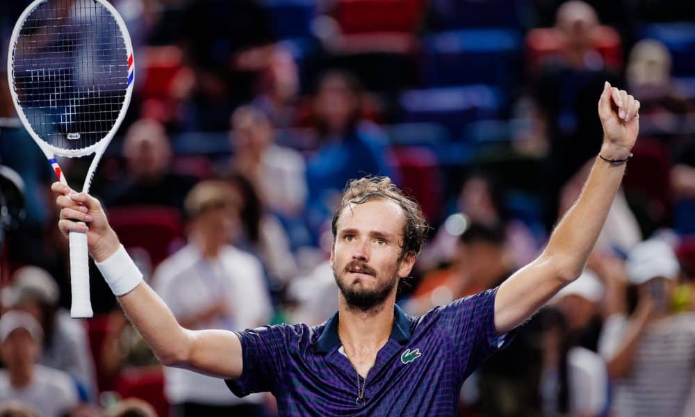 El tenista ruso Daniil Medvedev celebra su triunfo en un partido del torneo de Shanghai el pasado 10 de octubre. EFE/ ALEX PLAVEVSKI