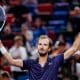 El tenista ruso Daniil Medvedev celebra su triunfo en un partido del torneo de Shanghai el pasado 10 de octubre. EFE/ ALEX PLAVEVSKI
