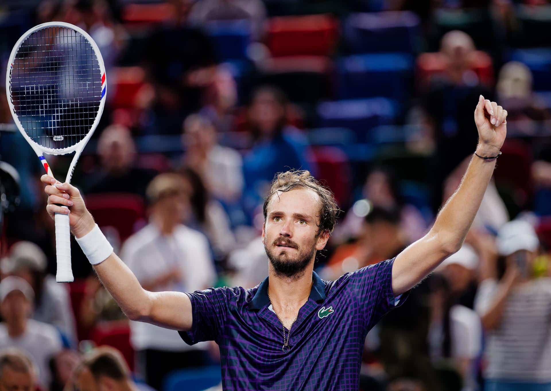 El tenista ruso Daniil Medvedev celebra su triunfo en un partido del torneo de Shanghai el pasado 10 de octubre. EFE/ ALEX PLAVEVSKI
