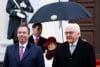 German President Frank-Walter Steinmeier (R) and Grand Duke of Luxembourg Guillaume V (L) stand in front of his wife, Grand Duchess of Luxembourg Stephanie (C), prior to a reception with military honors on the occasion of the visit of Luxembourg's Grand Duke to Bellevue Palace in Berlin, Germany, 27 October 2025. (Alemania, Luxemburgo, Luxemburgo) EFE/EPA/CLEMENS BILAN