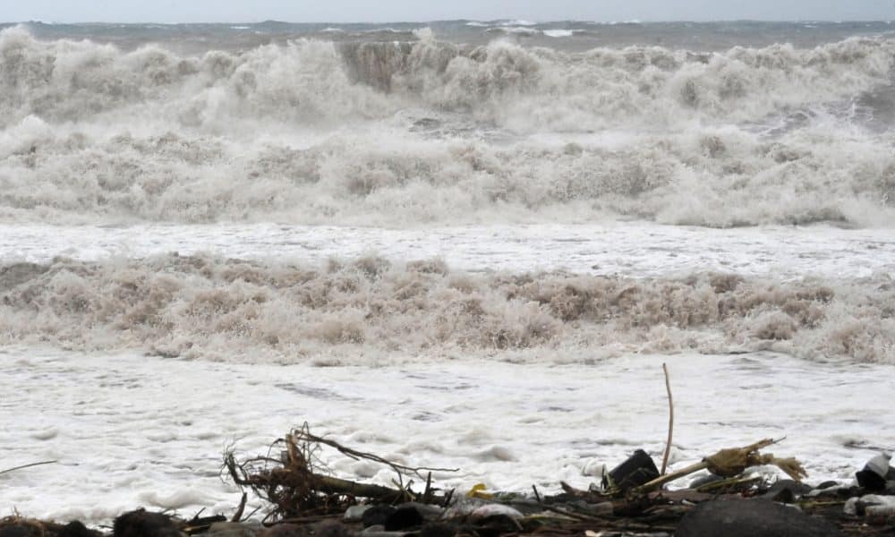 Fotografía de un fuerte oleaje provocado por el paso del huracán Melissa este martes, en Kingston (Jamaica). EFE/Rudolph Brown