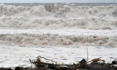 Fotografía de un fuerte oleaje provocado por el paso del huracán Melissa este martes, en Kingston (Jamaica). EFE/Rudolph Brown