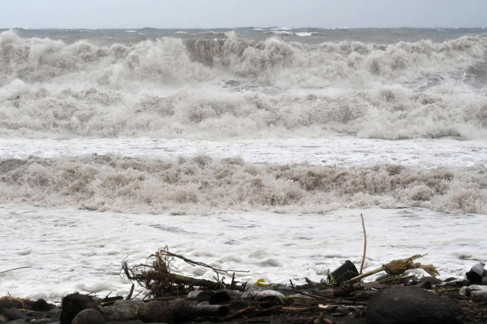 Fotografía de un fuerte oleaje provocado por el paso del huracán Melissa este martes, en Kingston (Jamaica). EFE/Rudolph Brown