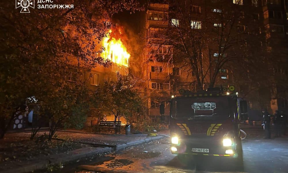 Edificio en llamas en una localización no especificada tras un ataque ruso. Rusia atacó anoche Kiev y otras nueve regiones ucranianas en otro bombardeo masivo con misiles y drones que tuvo como principal objetivo infraestructuras energéticas de Ucrania, donde seis personas han muerto y otras 17 han resultado heridas bajo el fuego ruso en las últimas horas, según el presidente Volodímir Zelenski. EFE/ Servicio Estatal de Emergencia de Ucrania SOLO USO EDITORIAL/SOLO DISPONIBLE PARA ILUSTRAR LA NOTICIA QUE ACOMPAÑA (CRÉDITO OBLIGATORIO)