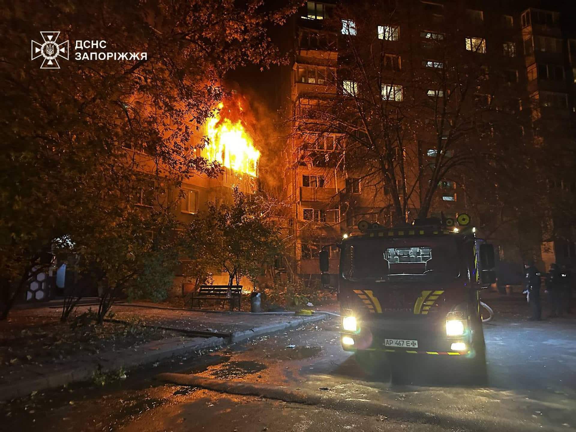 Edificio en llamas en una localización no especificada tras un ataque ruso. Rusia atacó anoche Kiev y otras nueve regiones ucranianas en otro bombardeo masivo con misiles y drones que tuvo como principal objetivo infraestructuras energéticas de Ucrania, donde seis personas han muerto y otras 17 han resultado heridas bajo el fuego ruso en las últimas horas, según el presidente Volodímir Zelenski. EFE/ Servicio Estatal de Emergencia de Ucrania SOLO USO EDITORIAL/SOLO DISPONIBLE PARA ILUSTRAR LA NOTICIA QUE ACOMPAÑA (CRÉDITO OBLIGATORIO)