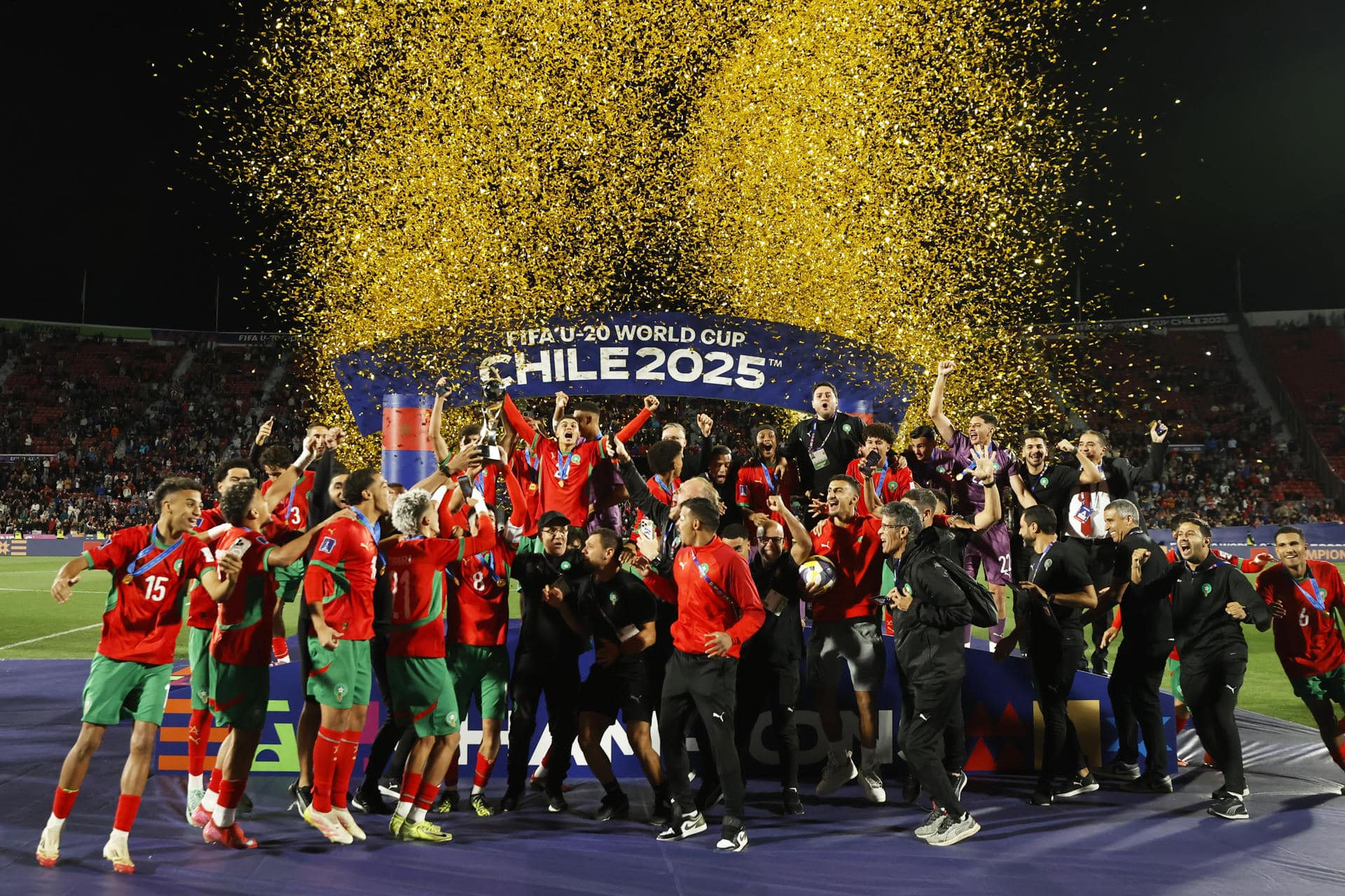 Jugadores de Marruecos celebran el título de campeón del Mundial Sub-20 en el estadio Nacional de Santiago (Chile). EFE/Elvis González