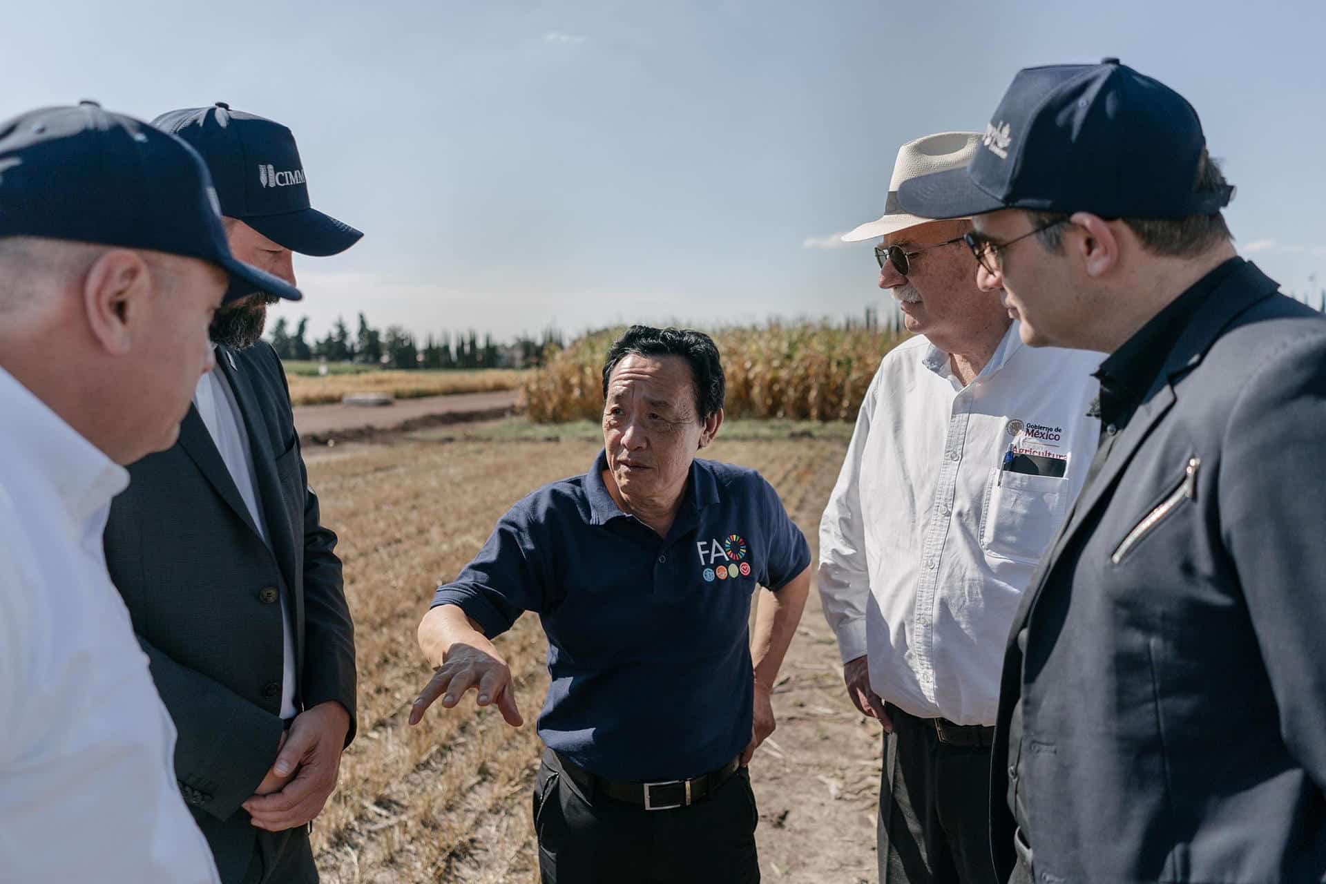 Fotografía cedida este martes por la Organización de las Naciones Unidas para la Alimentación y la Agricultura (FAO) de su titular QU Dongyu (c), durante una visita al municipio de Españita en Tlaxcala (México). EFE/Organización de las Naciones Unidas para la Alimentación y la Agricultura/SOLO USO EDITORIAL/NO VENTAS/SOLO DISPONIBLE PARA ILUSTRAR LA NOTICIA QUE ACOMPAÑA (CRÉDITO OBLIGATORIO)