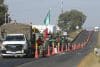 Agricultores del estado de Guanajuato bloquean la carretera de cuota León-Aguascalientes este lunes, en León (México). EFE/Luis Ramírez