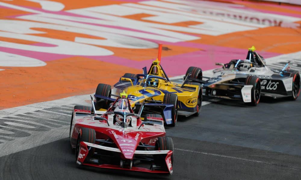 El francés Norman Nato (i) de Nissan Formula E Team y el brasileño Lucas di Grassi (c) de Lola Yamaha ABT Formula E Team compiten en el Gran Premio de México de la Fórmula E, en el Autódromo Hermanos Rodríguez en Ciudad de México (México), el pasado 11 de enero. EFE/ Isaac Esquivel