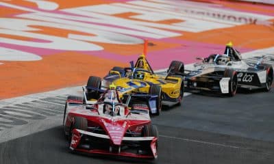 El francés Norman Nato (i) de Nissan Formula E Team y el brasileño Lucas di Grassi (c) de Lola Yamaha ABT Formula E Team compiten en el Gran Premio de México de la Fórmula E, en el Autódromo Hermanos Rodríguez en Ciudad de México (México), el pasado 11 de enero. EFE/ Isaac Esquivel