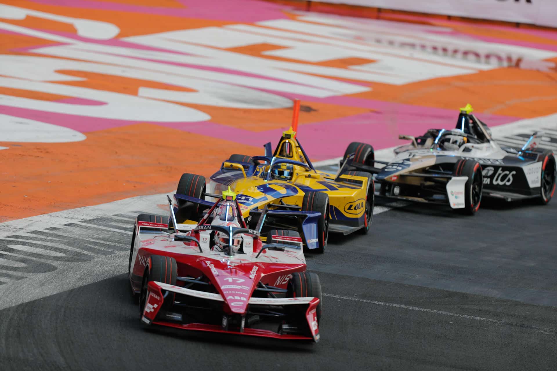 El francés Norman Nato (i) de Nissan Formula E Team y el brasileño Lucas di Grassi (c) de Lola Yamaha ABT Formula E Team compiten en el Gran Premio de México de la Fórmula E, en el Autódromo Hermanos Rodríguez en Ciudad de México (México), el pasado 11 de enero. EFE/ Isaac Esquivel