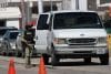 Fotografía del 19 de octubre de 2025 de un integrante del ejercito mexicano revisando un vehículo en busca de armas y municiones en Ciudad Juárez (México). EFE/Luis Torres