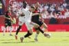 El defensa del Sevilla Fabio Gardoso (c) lucha por la posesión del balón con el delantero del Mallorca Muriqi (d) durante el partido de liga entre Sevilla FC y Mallorca que se celebr, en Sevilla. EFE/ José Manuel Vidal
