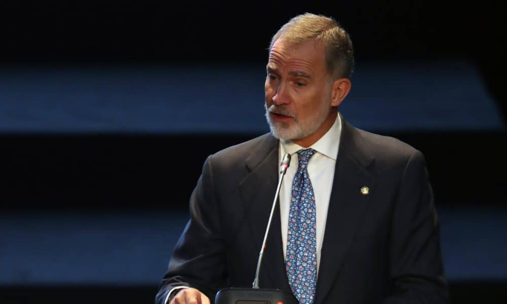 El rey Felipe VI habla durante la ceremonia de inauguración del X Congreso Internacional de la Lengua este miércoles, en Arequipa (Perú). EFE/ Paolo Aguilar