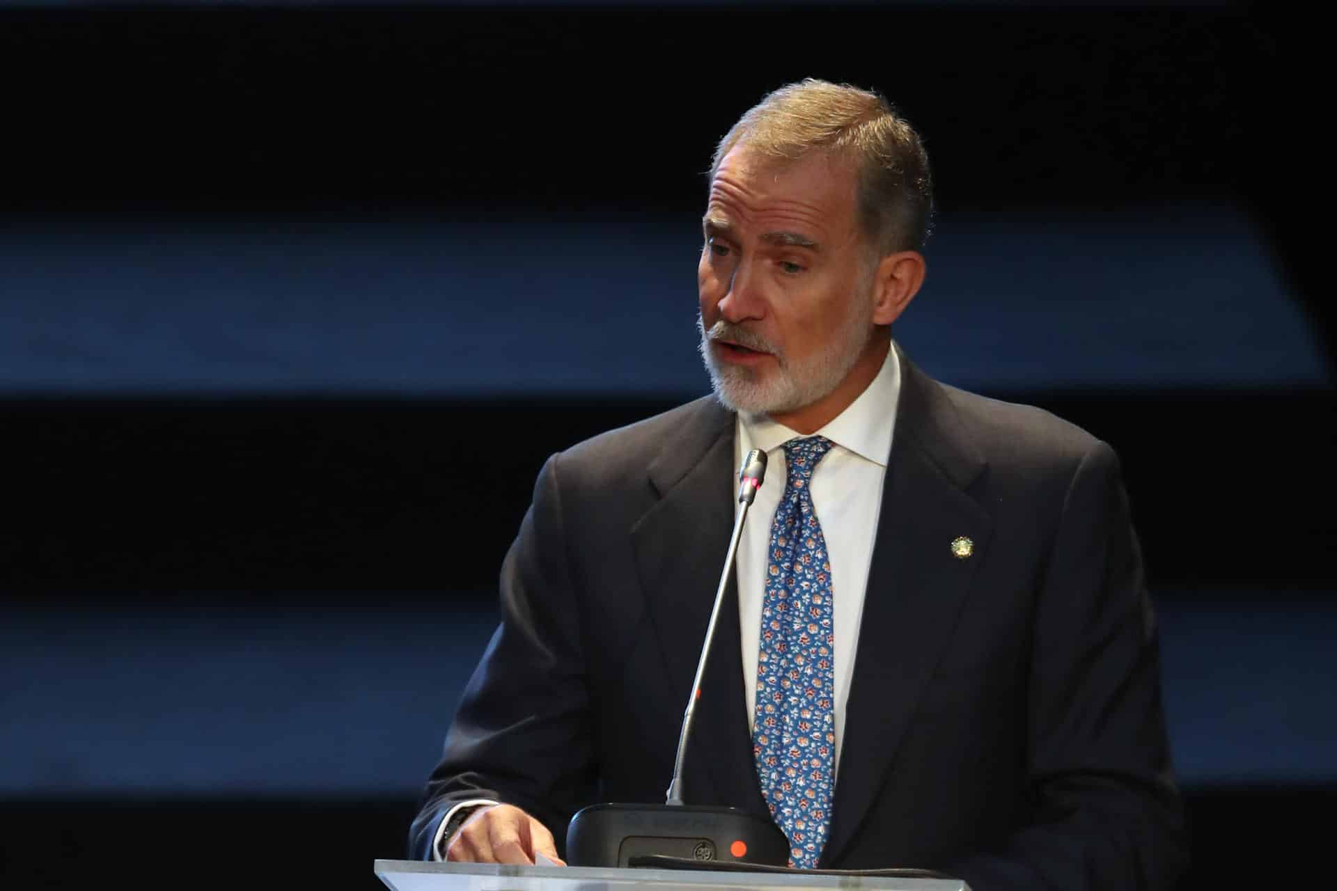 El rey Felipe VI habla durante la ceremonia de inauguración del X Congreso Internacional de la Lengua este miércoles, en Arequipa (Perú). EFE/ Paolo Aguilar