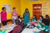 Fotografía del 27 de septiembre de 2025, que muestra a la coordinadora del Grupo de Apoyo a Migrantes de La Romaine (Larms), Angie Ramnarine (c), hablando a un grupo de niños, en San Fernando (Trinidad y Tobago). EFE/ Andrea De Silva