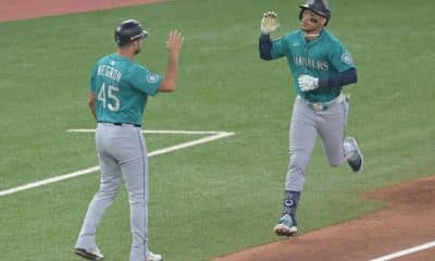 Jorge Polanco (d) es felicitado por el entrenador de tercera base de los Marineros de Seattle, Kristopher Negron, tras conectar su segundo jonrón de tres carreras este lunes en el segundo juego de la Serie de Campeonato de la Liga Americana de la MLB contra los Azulejos de Toronto. EFE/EPA/EDUARDO LIMA