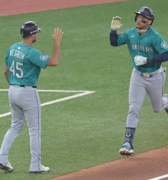 Jorge Polanco (d) es felicitado por el entrenador de tercera base de los Marineros de Seattle, Kristopher Negron, tras conectar su segundo jonrón de tres carreras este lunes en el segundo juego de la Serie de Campeonato de la Liga Americana de la MLB contra los Azulejos de Toronto. EFE/EPA/EDUARDO LIMA