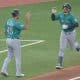 Jorge Polanco (d) es felicitado por el entrenador de tercera base de los Marineros de Seattle, Kristopher Negron, tras conectar su segundo jonrón de tres carreras este lunes en el segundo juego de la Serie de Campeonato de la Liga Americana de la MLB contra los Azulejos de Toronto. EFE/EPA/EDUARDO LIMA
