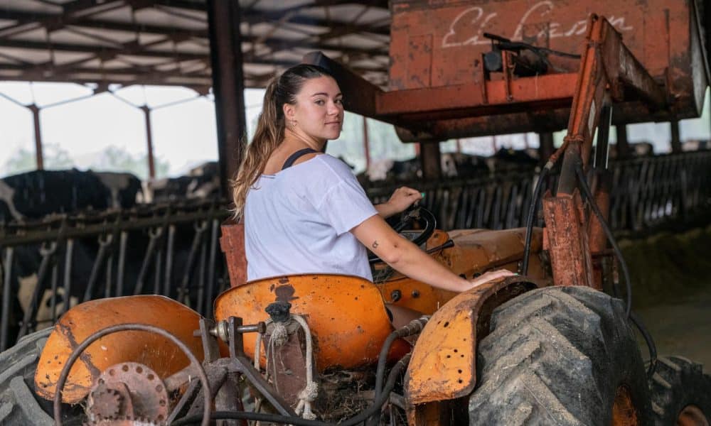Laia Angrill sobre un tractor en Peramola, Lleida. EFE/Archivo/ Ramon Gabriel
