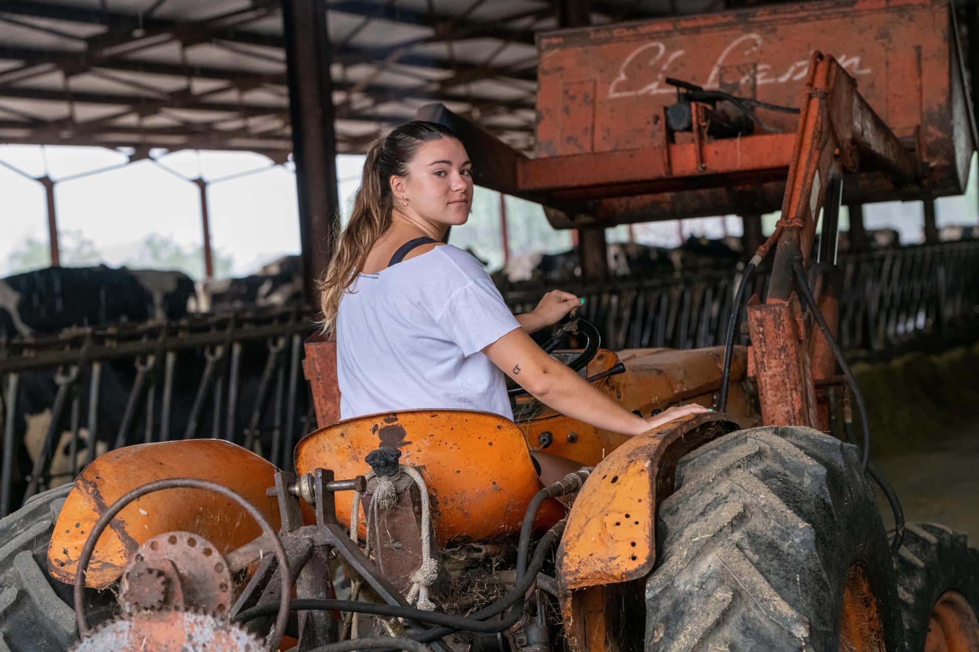 Laia Angrill sobre un tractor en Peramola, Lleida. EFE/Archivo/ Ramon Gabriel