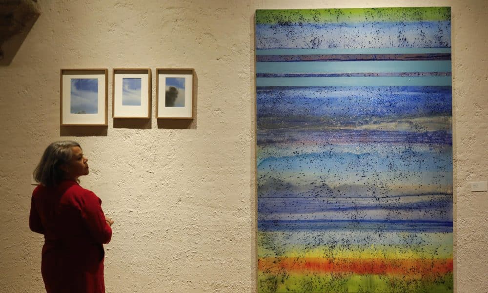 Una mujer observa piezas de la exposición ‘Permanencia de la memoria. El Dr. Atl y el paisaje contemporáneo’ este sábado en el Ex Convento del Carmen en la ciudad de Guadalajara (México). EFE/Iván Villanueva