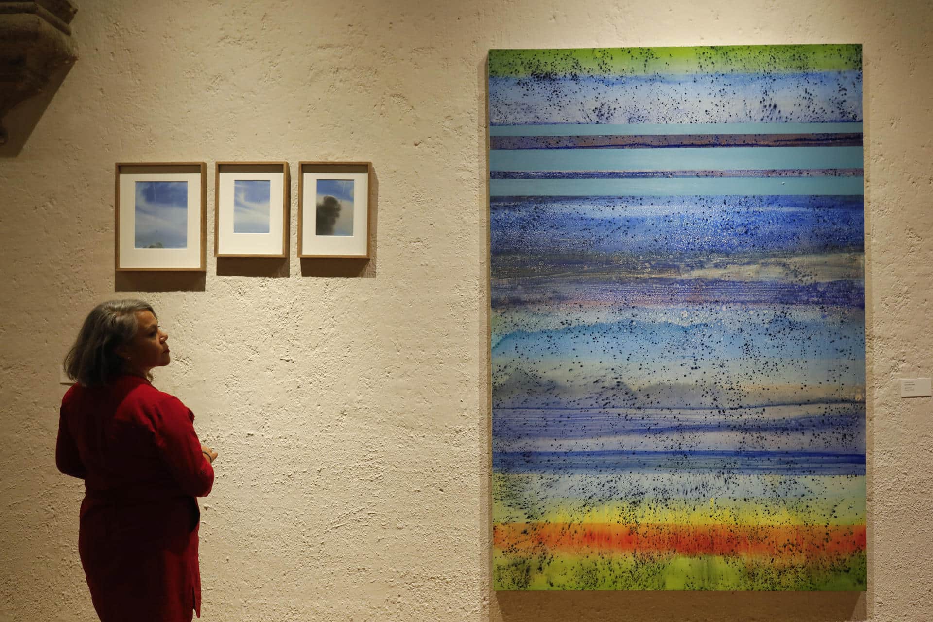 Una mujer observa piezas de la exposición ‘Permanencia de la memoria. El Dr. Atl y el paisaje contemporáneo’ este sábado en el Ex Convento del Carmen en la ciudad de Guadalajara (México). EFE/Iván Villanueva