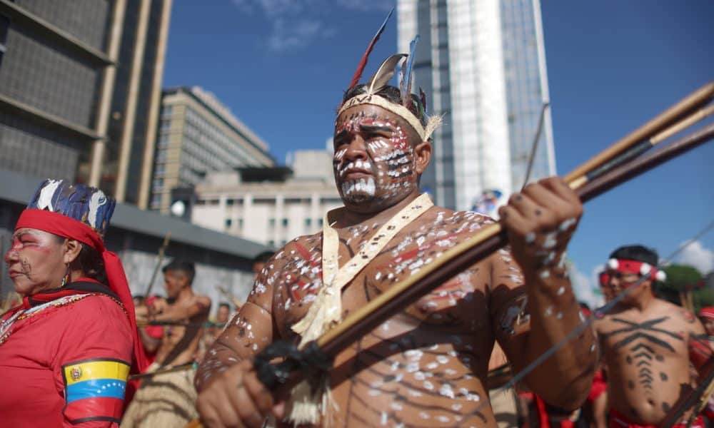 Personas participan en un acto del Día de la Resistencia Indígena este 12 de octubre de 2025, en Caracas (Venezuela). EFE/ Miguel Gutiérrez