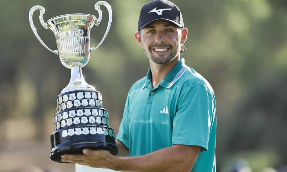El golfista inglés Marco Penge celebra su victoria en el Abierto de España de golf este domingo en el Club de Campo Villa de Madrid. EFE/ Sergio Pérez