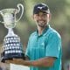 El golfista inglés Marco Penge celebra su victoria en el Abierto de España de golf este domingo en el Club de Campo Villa de Madrid. EFE/ Sergio Pérez