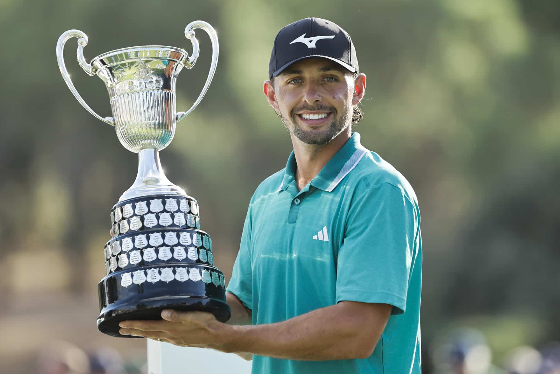 El golfista inglés Marco Penge celebra su victoria en el Abierto de España de golf este domingo en el Club de Campo Villa de Madrid. EFE/ Sergio Pérez