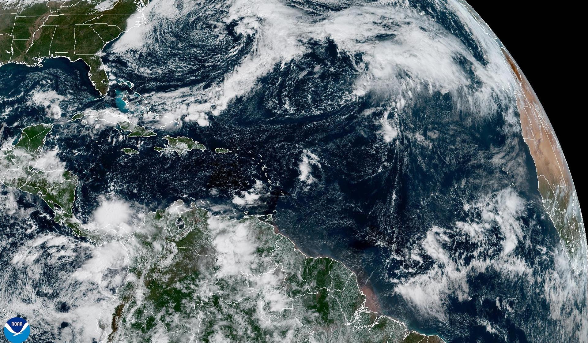 Fotografía satelital cedida este miércoles por la Oficina Nacional de Administración Oceánica y Atmosférica de Estados Unidos (NOAA), a través del Centro Nacional de Huracanes (NHC), donde se muestra el estado del clima en el Atlántico. EFE/NOAA-NHC /SOLO USO EDITORIAL /NO VENTAS /SOLO DISPONIBLE PARA ILUSTRAR LA NOTICIA QUE ACOMPAÑA /CRÉDITO OBLIGATORIO
