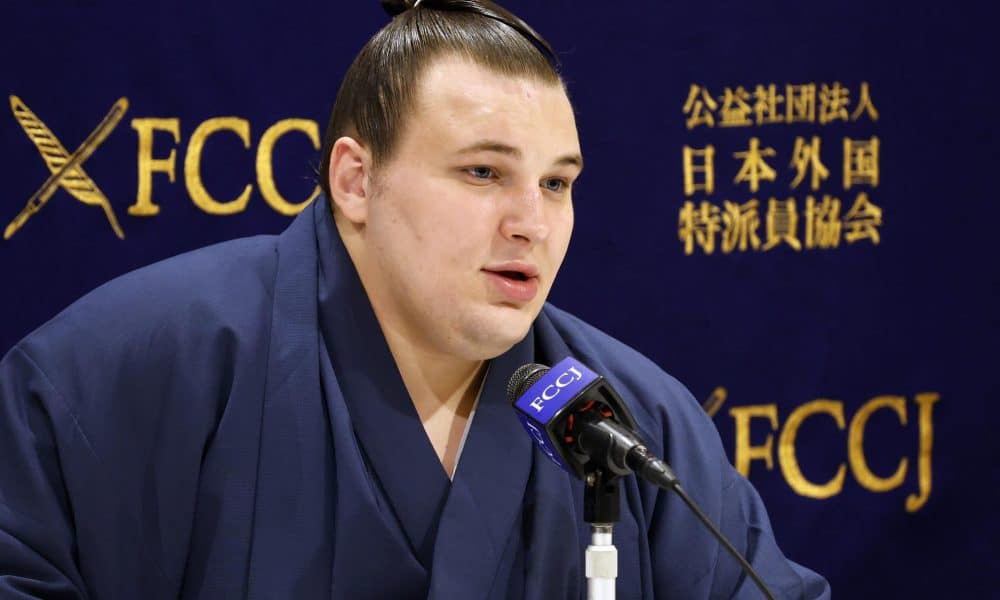 El luchador de sumo ucraniano Aonishi, durante la conferencia de prensa que dio en el Club de Corresponsales Extranjeros de Japón en Tokio, EFE/EPA/FRANCK ROBICHON