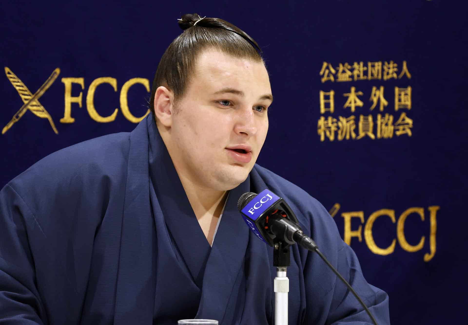 El luchador de sumo ucraniano Aonishi, durante la conferencia de prensa que dio en el Club de Corresponsales Extranjeros de Japón en Tokio, EFE/EPA/FRANCK ROBICHON