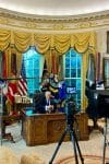 Fotografía publicada en la cuenta oficial en la red social X de la portavoz de la Casa Blanca, Karoline Leavitt (@PressSec), donde aparece el presidente de los Estados Unidos, Donald Trump, grabando un mensaje frente a las cámaras en el Despacho Oval de la Casa Blanca en Washington (EE.UU.). EFE/@PressSec /SOLO USO EDITORIAL /NO VENTAS /SOLO DISPONIBLE PARA ILUSTRAR LA NOTICIA QUE ACOMPAÑA /CRÉDITO OBLIGATORIO
