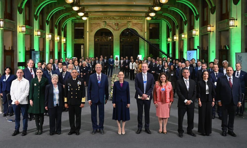 Fotografía cedida por la Presidencia de México de su mandataria, Claudia Sheinbaum (c), posando con integrantes del Foro Económico Mundial este miércoles, en el Palacio Nacional, en Ciudad de México (México).EFE/ Presidencia de México /SOLO USO EDITORIAL/ NO VENTAS/ SOLO DISPONIBLE PARA ILUSTRAR LA NOTICIA QUE ACOMPAÑA (CRÉDITO OBLIGATORIO)