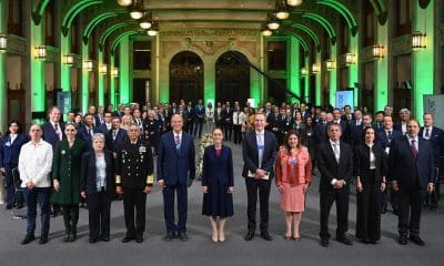 Fotografía cedida por la Presidencia de México de su mandataria, Claudia Sheinbaum (c), posando con integrantes del Foro Económico Mundial este miércoles, en el Palacio Nacional, en Ciudad de México (México).EFE/ Presidencia de México /SOLO USO EDITORIAL/ NO VENTAS/ SOLO DISPONIBLE PARA ILUSTRAR LA NOTICIA QUE ACOMPAÑA (CRÉDITO OBLIGATORIO)