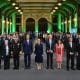 Fotografía cedida por la Presidencia de México de su mandataria, Claudia Sheinbaum (c), posando con integrantes del Foro Económico Mundial este miércoles, en el Palacio Nacional, en Ciudad de México (México).EFE/ Presidencia de México /SOLO USO EDITORIAL/ NO VENTAS/ SOLO DISPONIBLE PARA ILUSTRAR LA NOTICIA QUE ACOMPAÑA (CRÉDITO OBLIGATORIO)