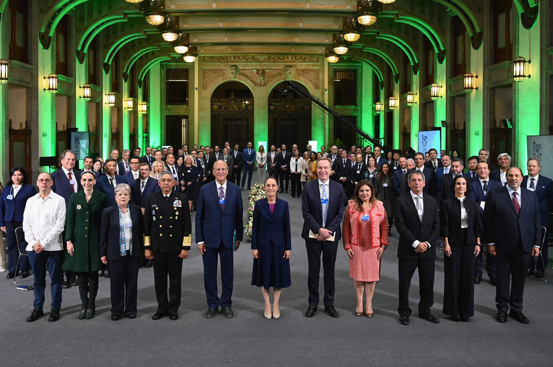 Fotografía cedida por la Presidencia de México de su mandataria, Claudia Sheinbaum (c), posando con integrantes del Foro Económico Mundial este miércoles, en el Palacio Nacional, en Ciudad de México (México).EFE/ Presidencia de México /SOLO USO EDITORIAL/ NO VENTAS/ SOLO DISPONIBLE PARA ILUSTRAR LA NOTICIA QUE ACOMPAÑA (CRÉDITO OBLIGATORIO)