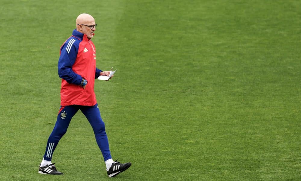El seleccionador nacional de fútbol, Luis de la Fuente, dirige un entrenamiento del equipo en la Ciudad del Fútbol de Las Rozas (Madrid), este lunes. La selección española afina este lunes su puesta a punto para enfrentarse el martes a la de Bulgaria en Valladolid en su cuarto compromiso de la fase de clasificación para el Mundial 2026. EFE/ J.J. Guillén