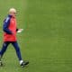 El seleccionador nacional de fútbol, Luis de la Fuente, dirige un entrenamiento del equipo en la Ciudad del Fútbol de Las Rozas (Madrid), este lunes. La selección española afina este lunes su puesta a punto para enfrentarse el martes a la de Bulgaria en Valladolid en su cuarto compromiso de la fase de clasificación para el Mundial 2026. EFE/ J.J. Guillén