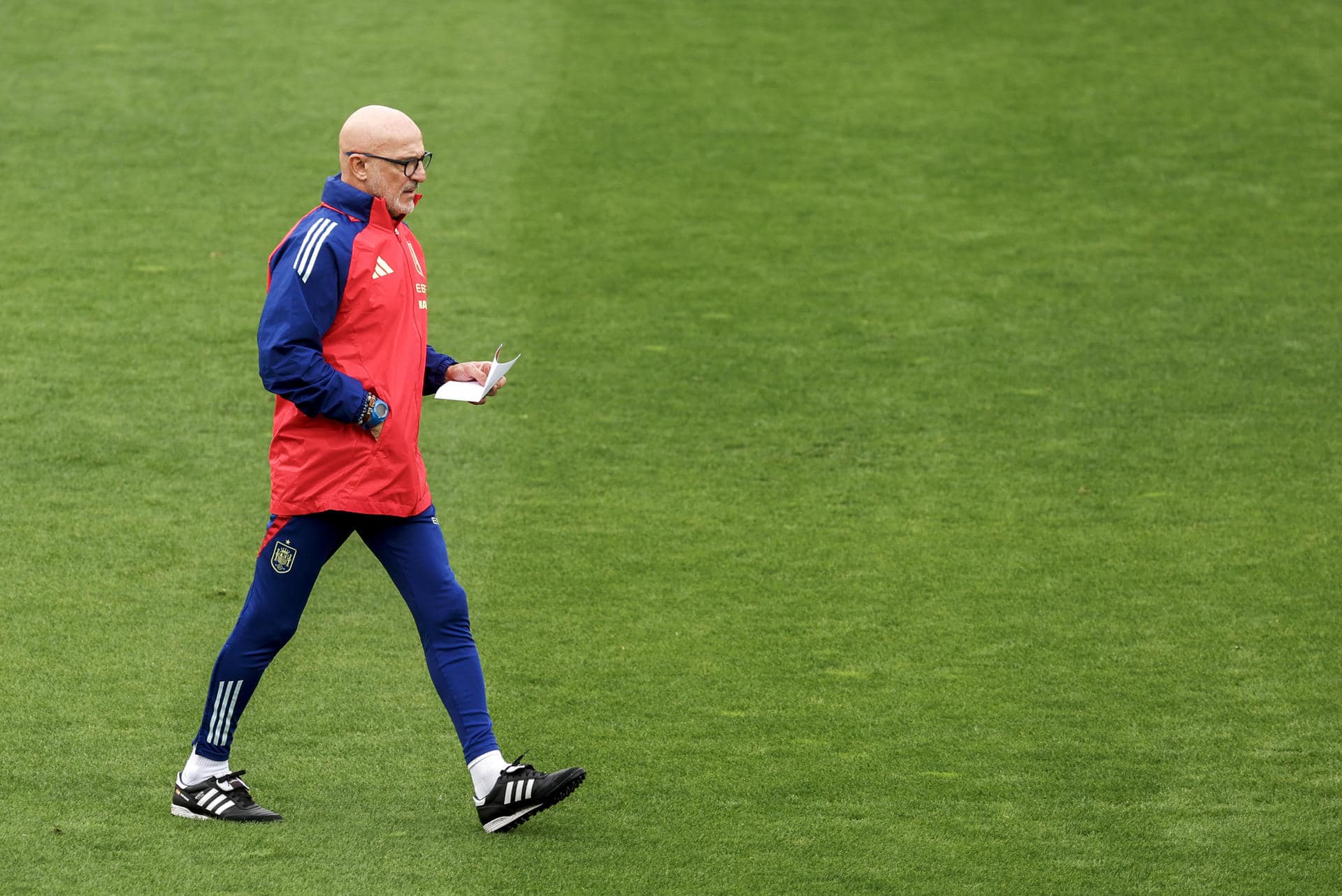 El seleccionador nacional de fútbol, Luis de la Fuente, dirige un entrenamiento del equipo en la Ciudad del Fútbol de Las Rozas (Madrid), este lunes. La selección española afina este lunes su puesta a punto para enfrentarse el martes a la de Bulgaria en Valladolid en su cuarto compromiso de la fase de clasificación para el Mundial 2026. EFE/ J.J. Guillén